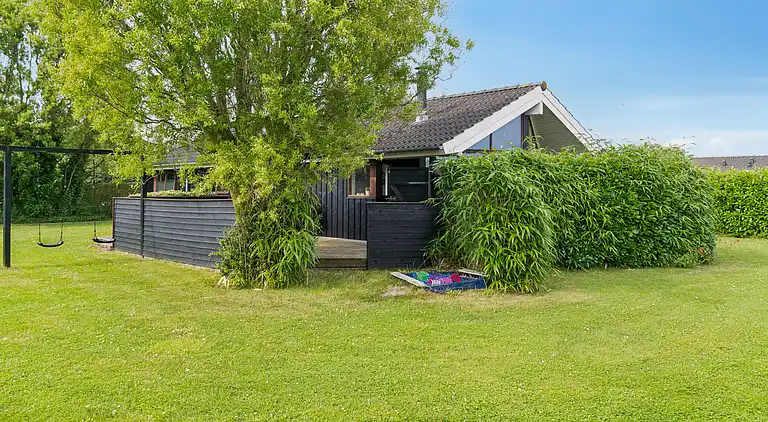 Velindrettet sommerhus ved Skovmose på Als