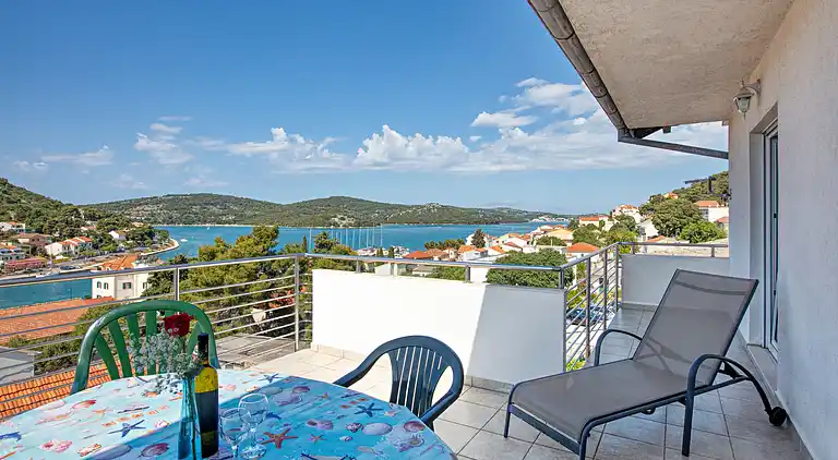 One bedroom apartment with terrace and sea view Tisno,