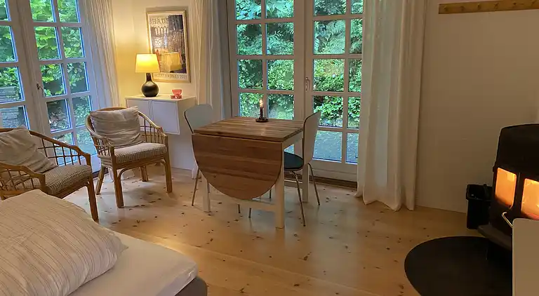 Idyllisch gelegenes Holzhaus an Wald und See