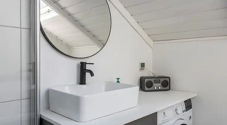 Idyllisk træsommerhus tæt på by, strand og skov