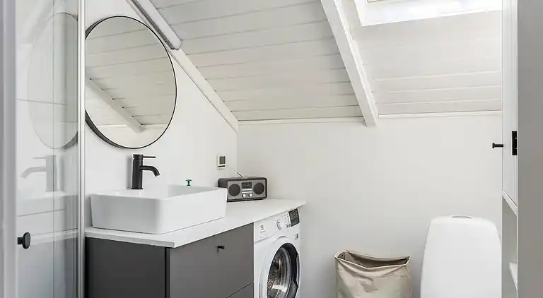 Idyllisk træsommerhus tæt på by, strand og skov