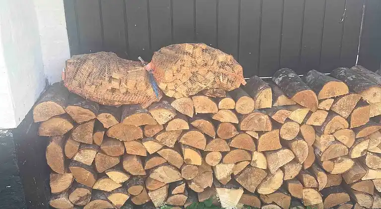 Idyllisk træsommerhus tæt på by, strand og skov