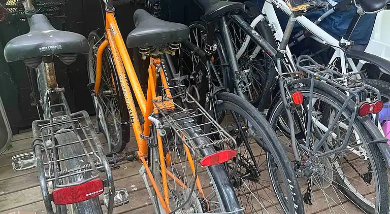 Idyllisk træsommerhus tæt på by, strand og skov