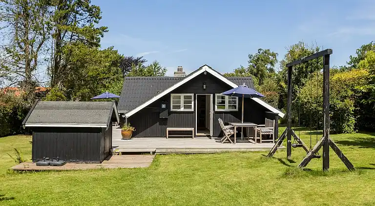 Idyllisk træsommerhus tæt på by, strand og skov