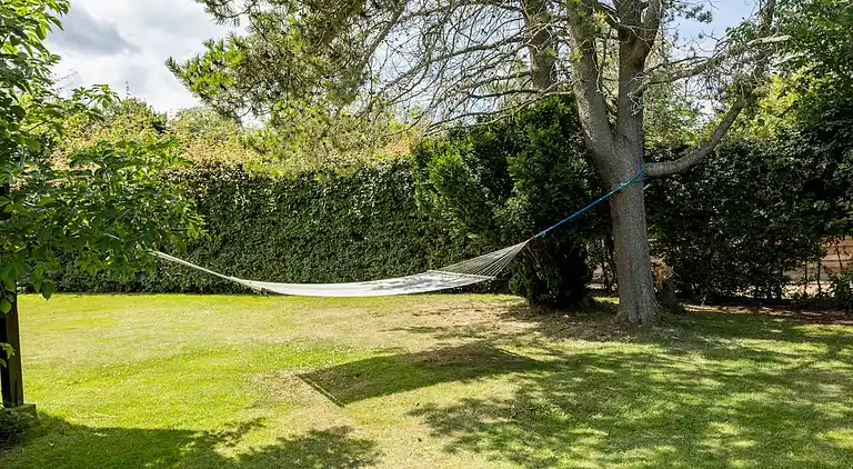 Idyllisk træsommerhus tæt på by, strand og skov