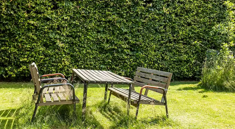 Idyllisk træsommerhus tæt på by, strand og skov