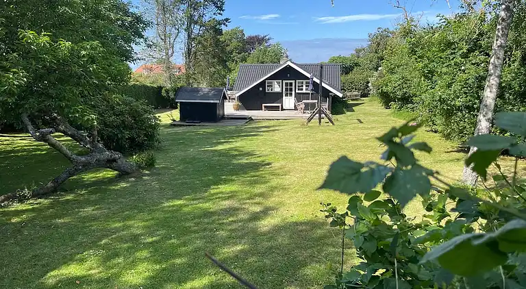 Idyllisk træsommerhus tæt på by, strand og skov