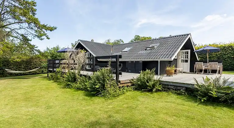 Idyllisk træsommerhus tæt på by, strand og skov