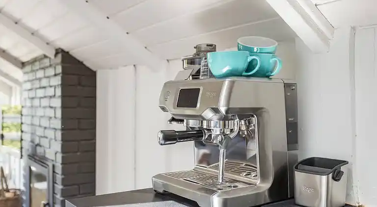 Idyllisk træsommerhus tæt på by, strand og skov