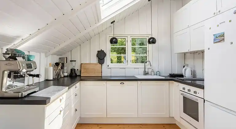 Idyllisk træsommerhus tæt på by, strand og skov