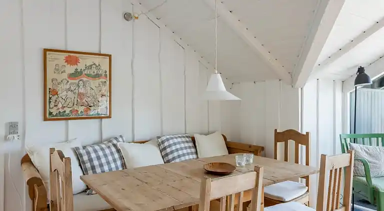 Idyllisk træsommerhus tæt på by, strand og skov