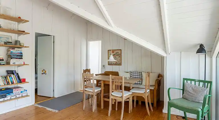 Idyllisk træsommerhus tæt på by, strand og skov