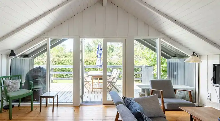 Idyllisk træsommerhus tæt på by, strand og skov