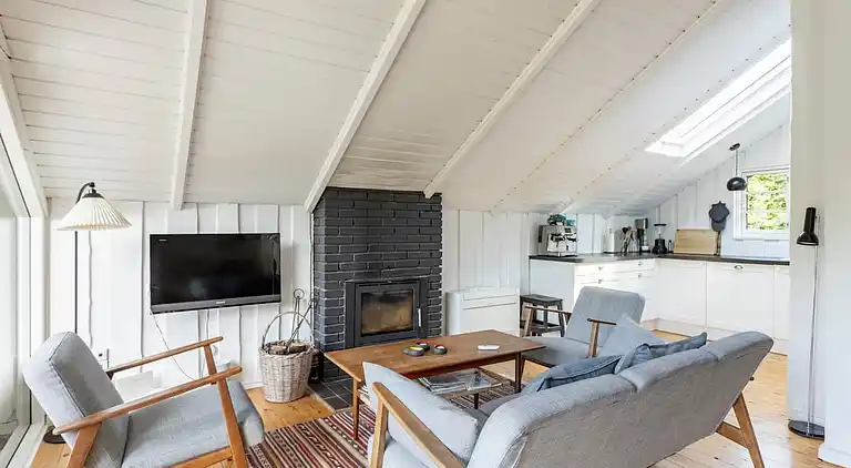 Idyllisk træsommerhus tæt på by, strand og skov