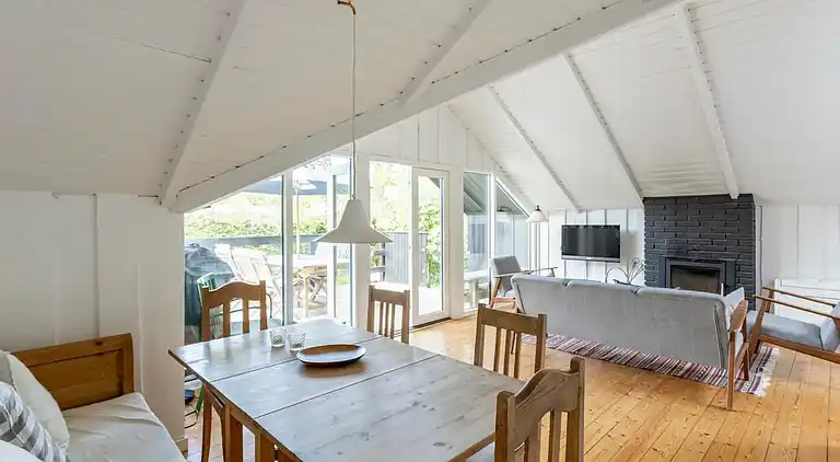 Idyllisk træsommerhus tæt på by, strand og skov