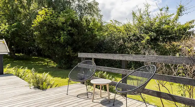 Idyllisk træsommerhus tæt på by, strand og skov