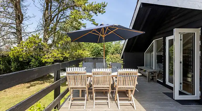 Idyllisk træsommerhus tæt på by, strand og skov