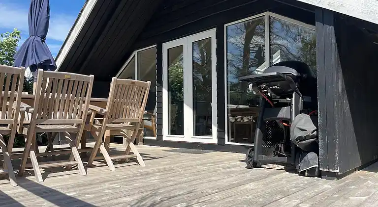 Idyllisk træsommerhus tæt på by, strand og skov