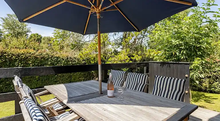 Idyllisk træsommerhus tæt på by, strand og skov