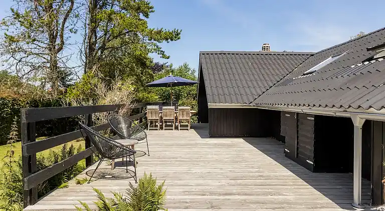 Idyllisk træsommerhus tæt på by, strand og skov