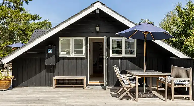 Idyllisk træsommerhus tæt på by, strand og skov
