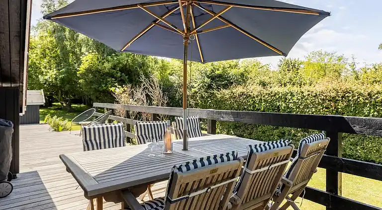 Idyllisk træsommerhus tæt på by, strand og skov