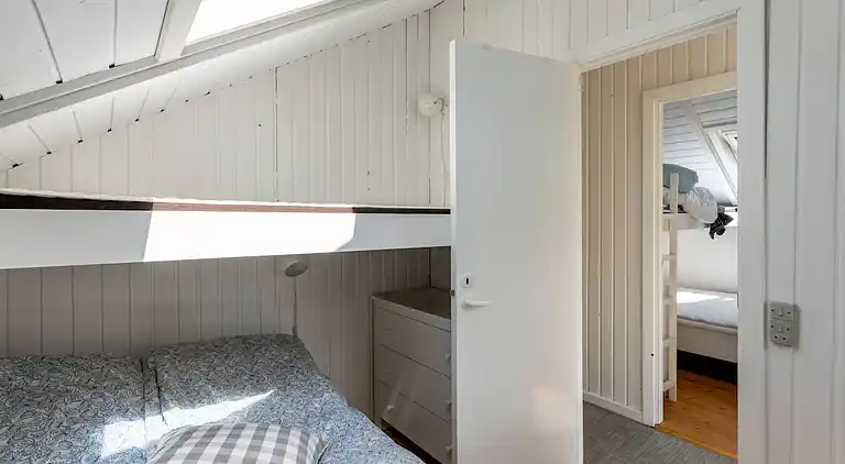 Idyllisk træsommerhus tæt på by, strand og skov