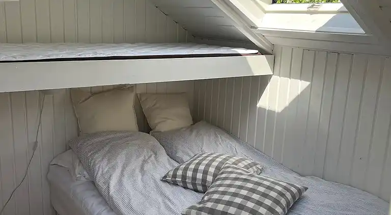 Idyllisk træsommerhus tæt på by, strand og skov