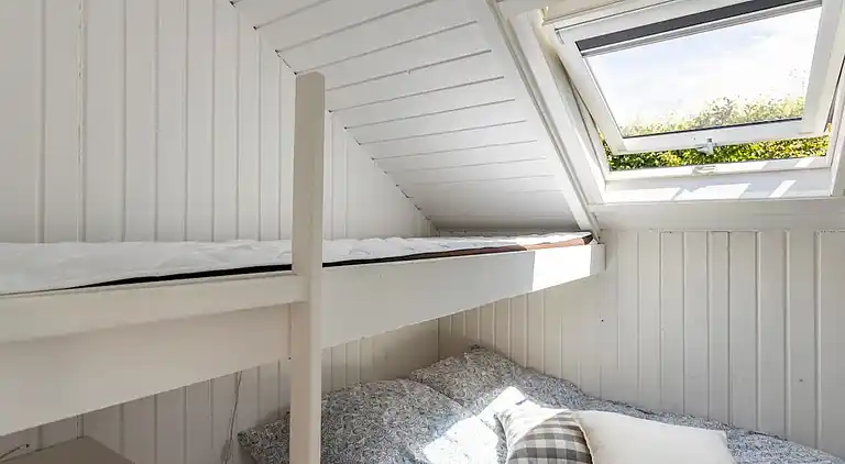 Idyllisk træsommerhus tæt på by, strand og skov