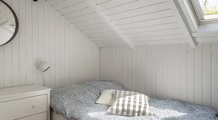 Idyllisk træsommerhus tæt på by, strand og skov