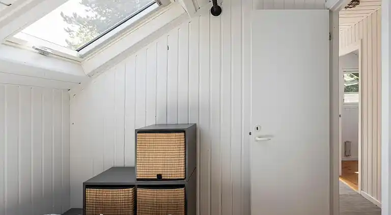 Idyllisk træsommerhus tæt på by, strand og skov