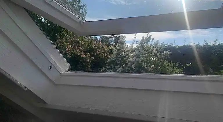 Idyllisk træsommerhus tæt på by, strand og skov