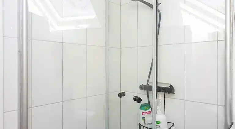 Idyllisk træsommerhus tæt på by, strand og skov