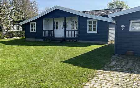 Lovely holiday home with a view of the water