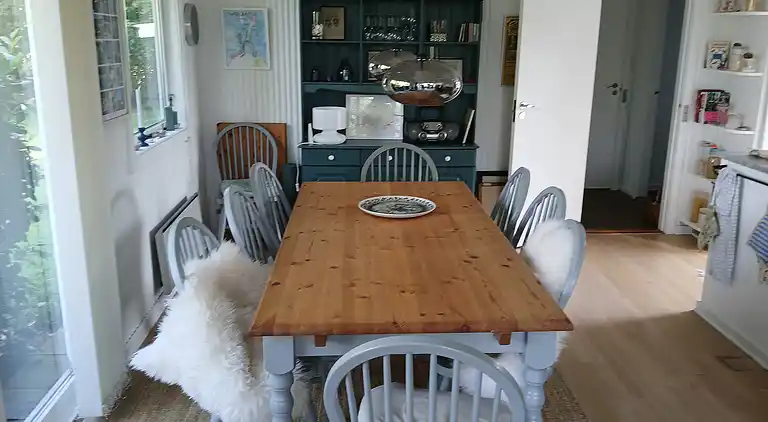 Sommerhusidyl nær vandet med plads til familien