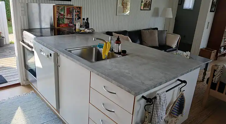 Sommerhusidyl nær vandet med plads til familien