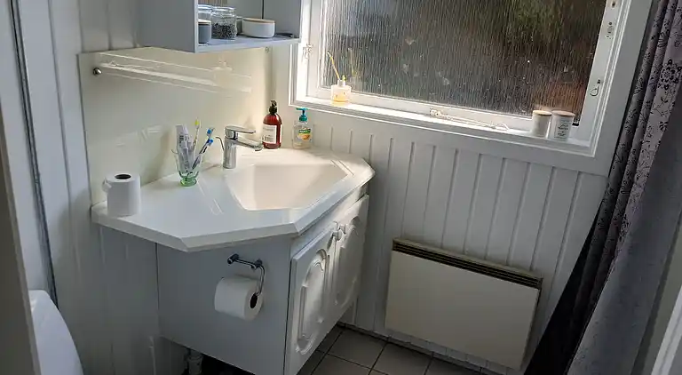 Sommerhusidyl nær vandet med plads til familien