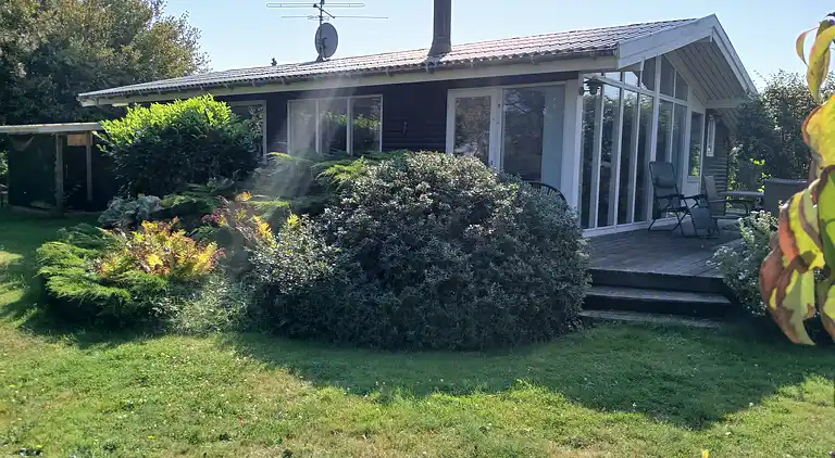 Sommerhusidyl nær vandet med plads til familien