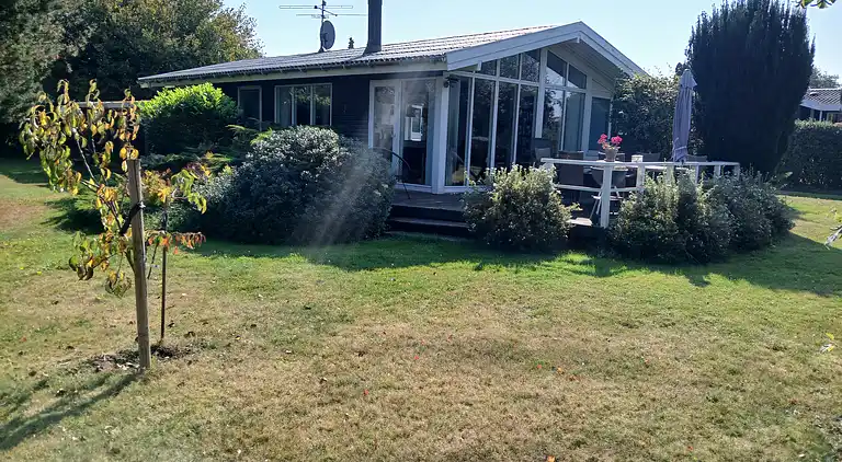 Sommerhusidyl nær vandet med plads til familien