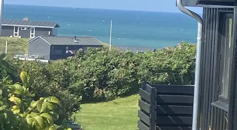 Meerblick und Ladestation für Elektroauto