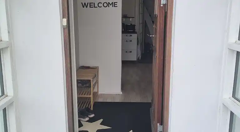 Nyd dette charmerende byhus tæt på vandet