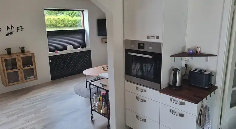 Nyd dette charmerende byhus tæt på vandet