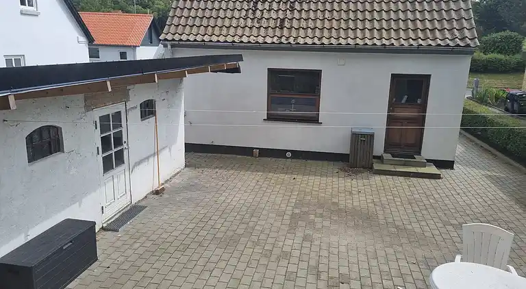 Nyd dette charmerende byhus tæt på vandet