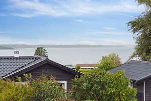 Familievenligt sommerhus med udsigt over fjorden