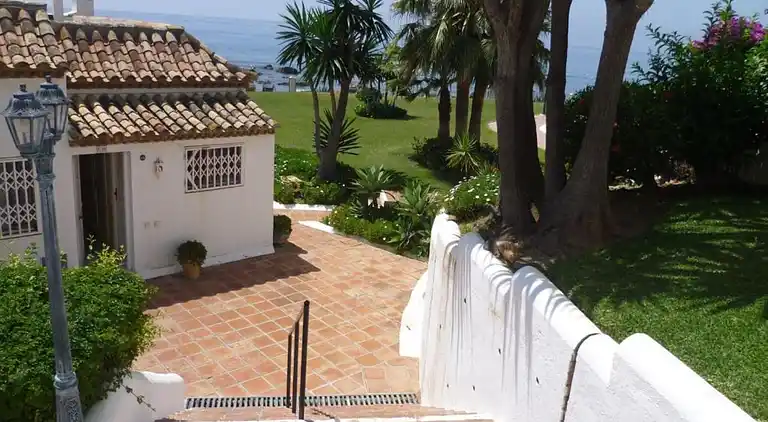 FRONT LINE BEACH APARTMENT