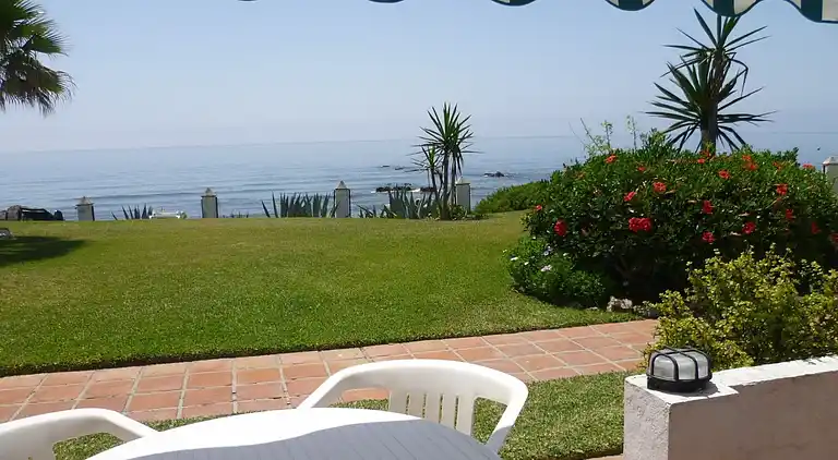 FRONT LINE BEACH APARTMENT