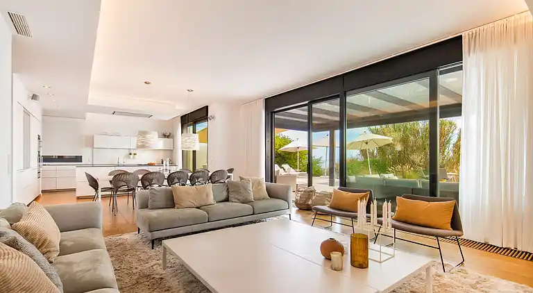 BREATH TAKING FRONT LINE BEACH VILLA