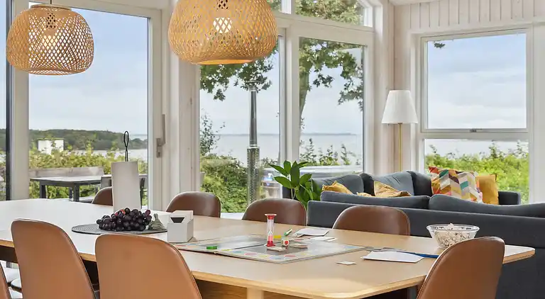 Dejligt nybygget sommerhus tæt på havet