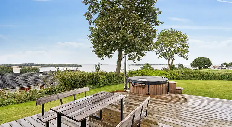 Dejligt nybygget sommerhus tæt på havet