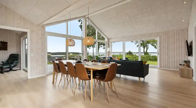 Dejligt nybygget sommerhus tæt på havet